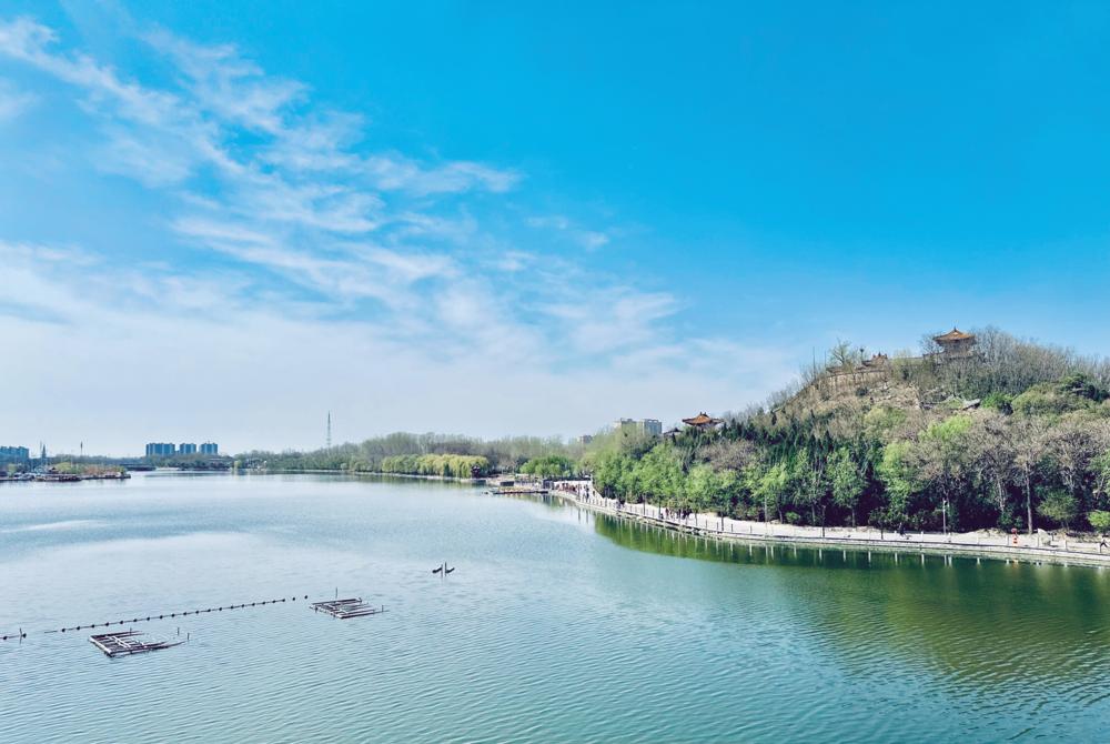 4月6日，蓝天白云下的东阿洛神湖国家湿地公园风景如画