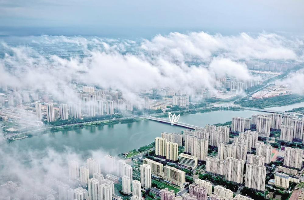 7月21日，一场降雨过后，徒骇河两岸的高楼大厦在雾气中若隐若现