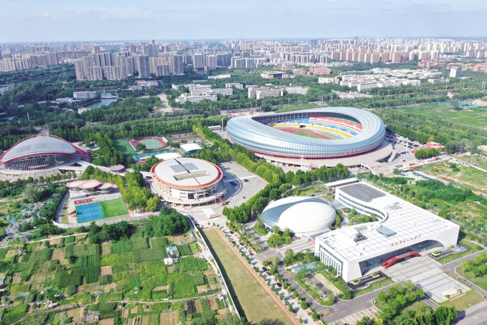8月25日，蓝天下的聊城工人文化宫、聊城市体育公园建筑群