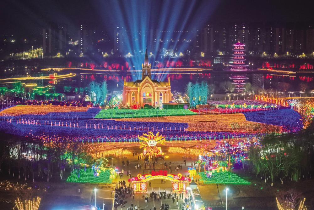 2月20日，九州洼月季旅游景区流光溢彩、如梦如幻